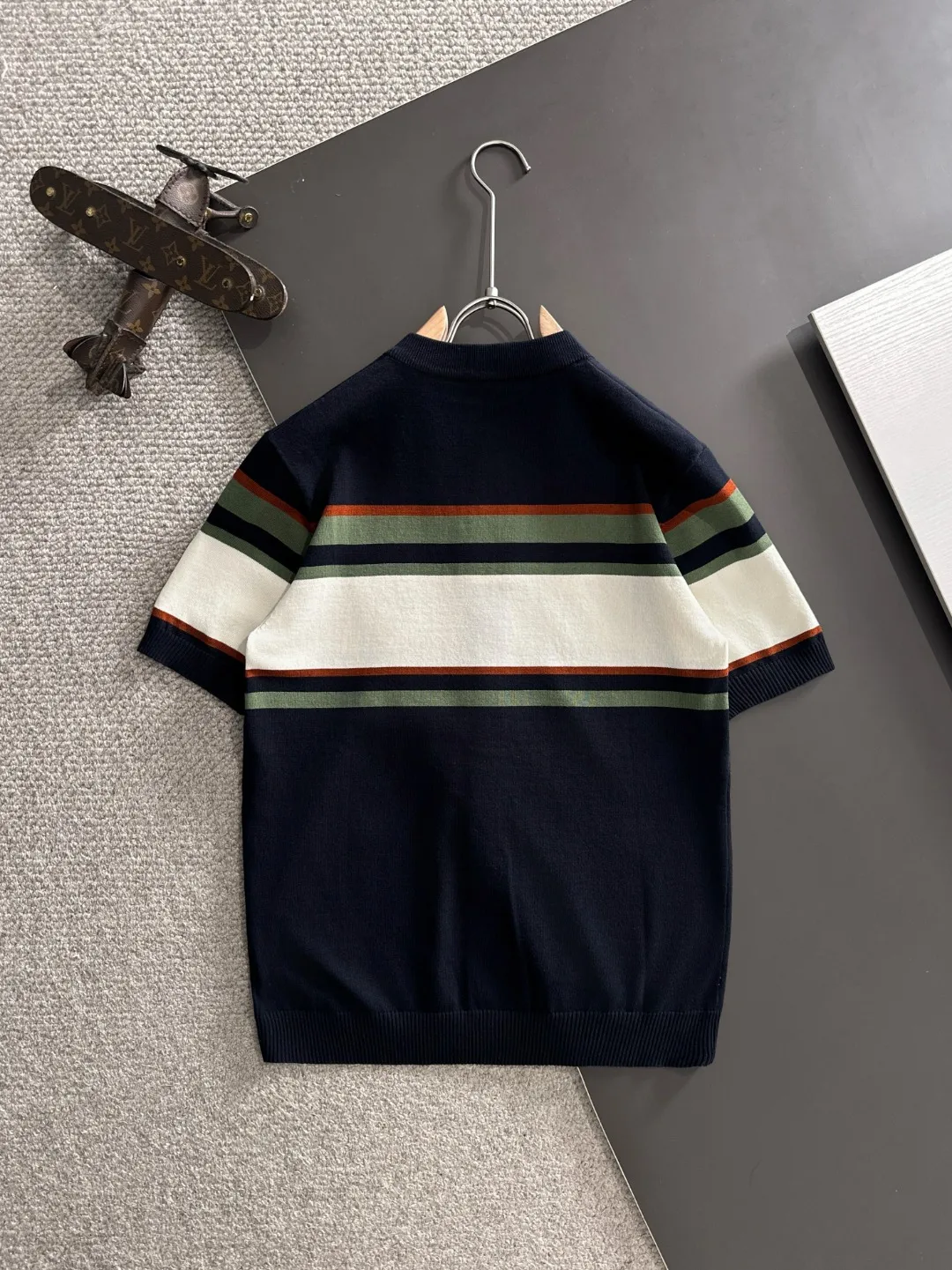 Next day shipment High Quality LP 2036 Summer New Arrival men's short-sleeved T-shirt Made of combed cotton yarn knitted cotton fabric, pure cotton high-weight special yarn, it feels full of weight when weighed, and the upper body is more textured than ordinary T-shirts. This texture can cope with the weather easily and is suitable for both hot and cold! The pattern on the chest adopts three-dimensional embroidery technology, and is perfectly produced stitch by stitch with reference to the original version! Loose fit design, looks noble. Size: M to XXXL